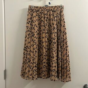 Leopard print pleated midi skirt